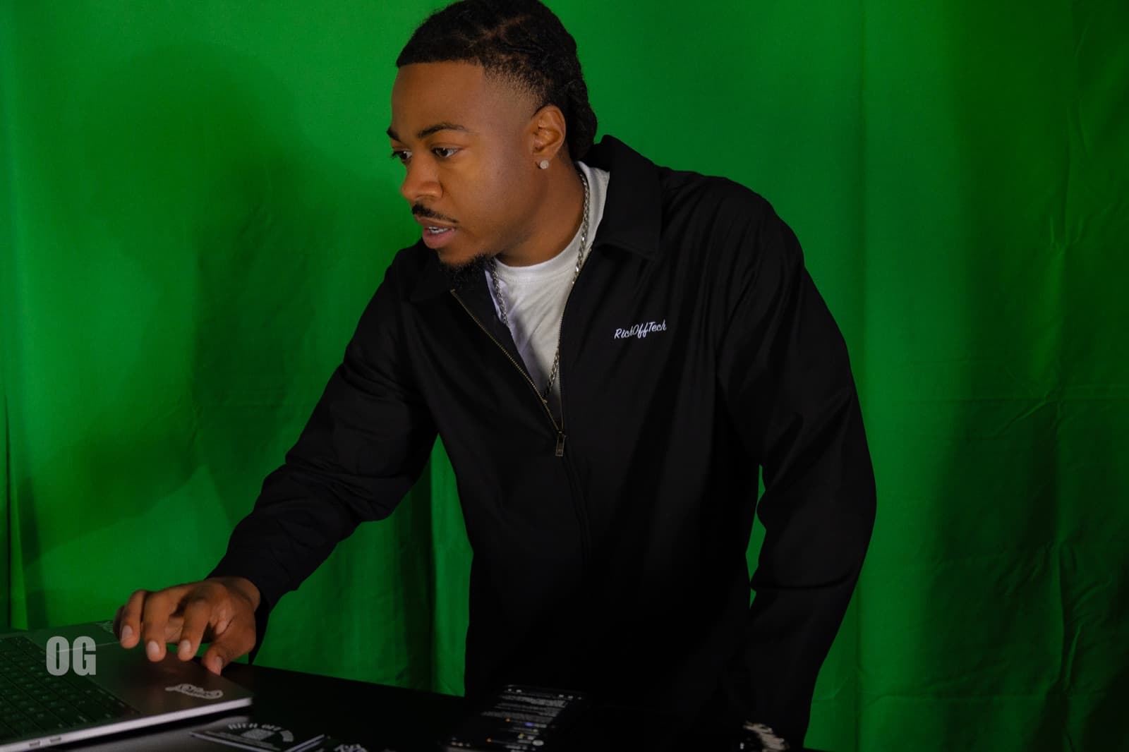 Bo working at the laptop, K26